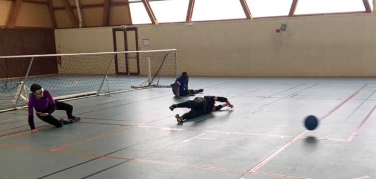 3 personnes jouent au goalball