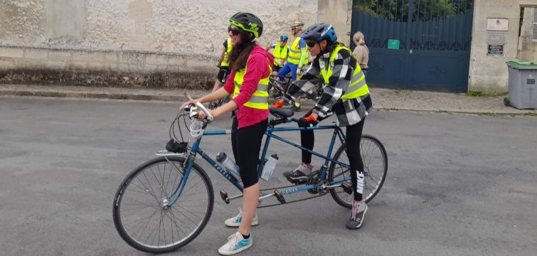 2 personnes sur un Tandem-Bike