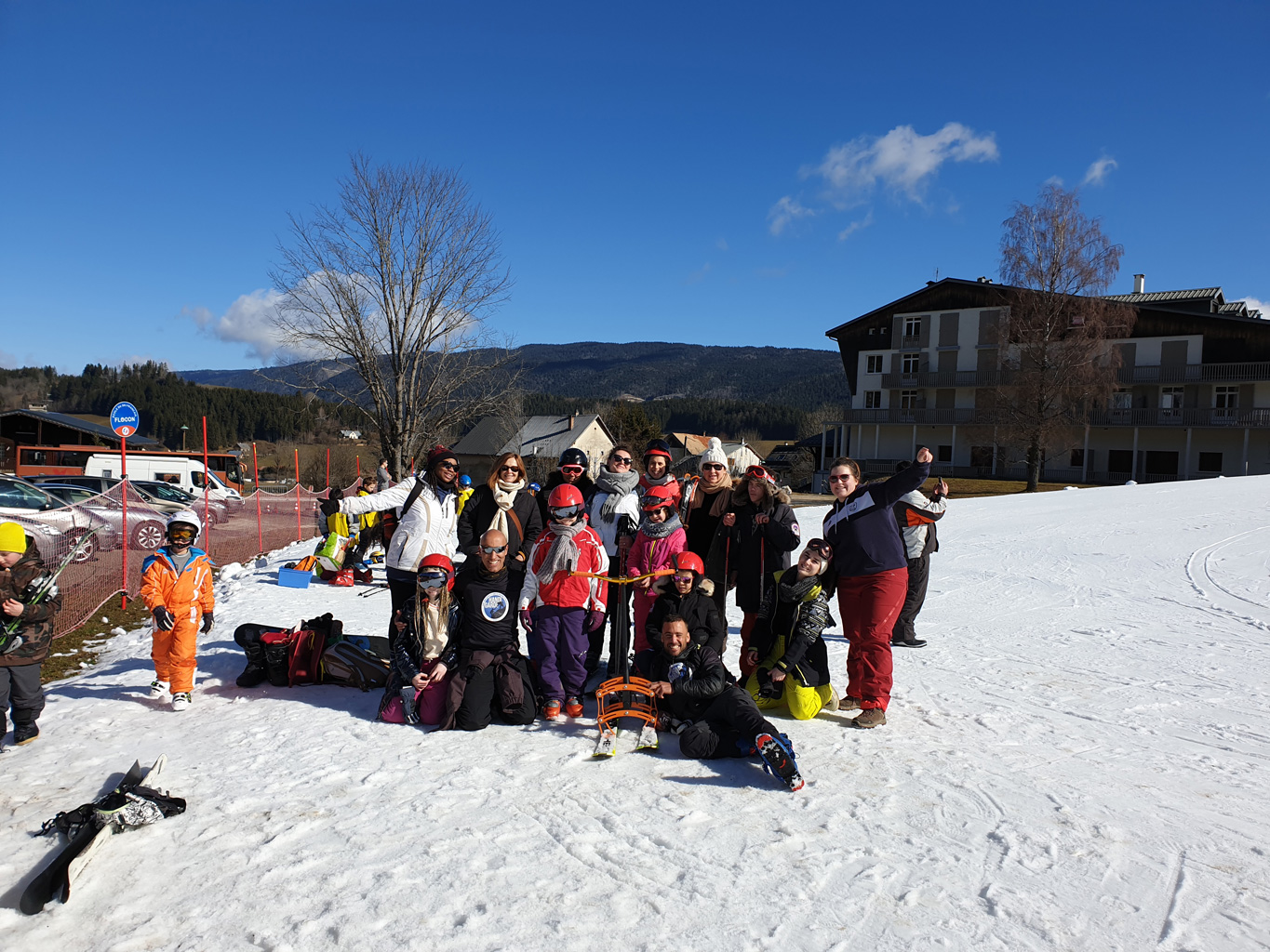 Photo de groupe des enfants et des encadrants