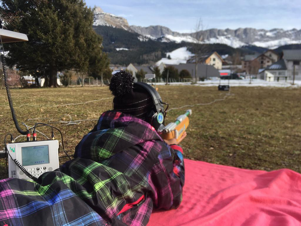 Un enfant fait du tir à la carabine