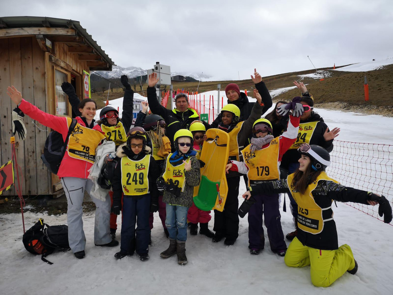 Photos de groupe des enfants et d'encadrants