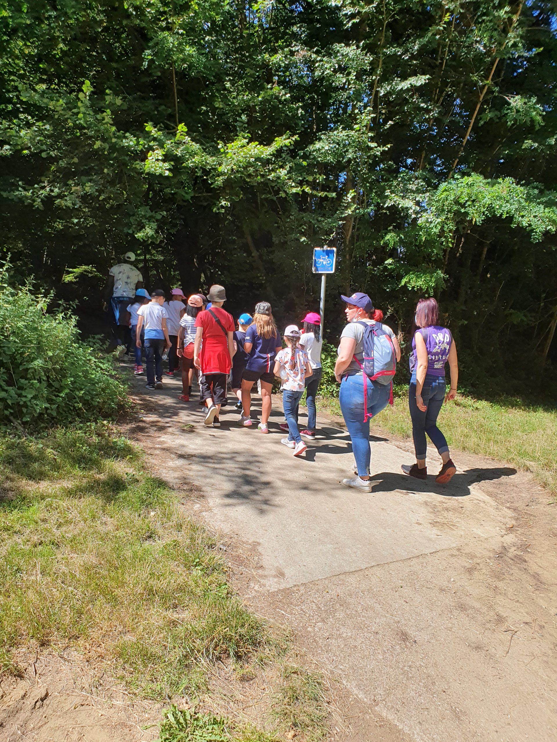 Des enfants et des éducateurs en promenade