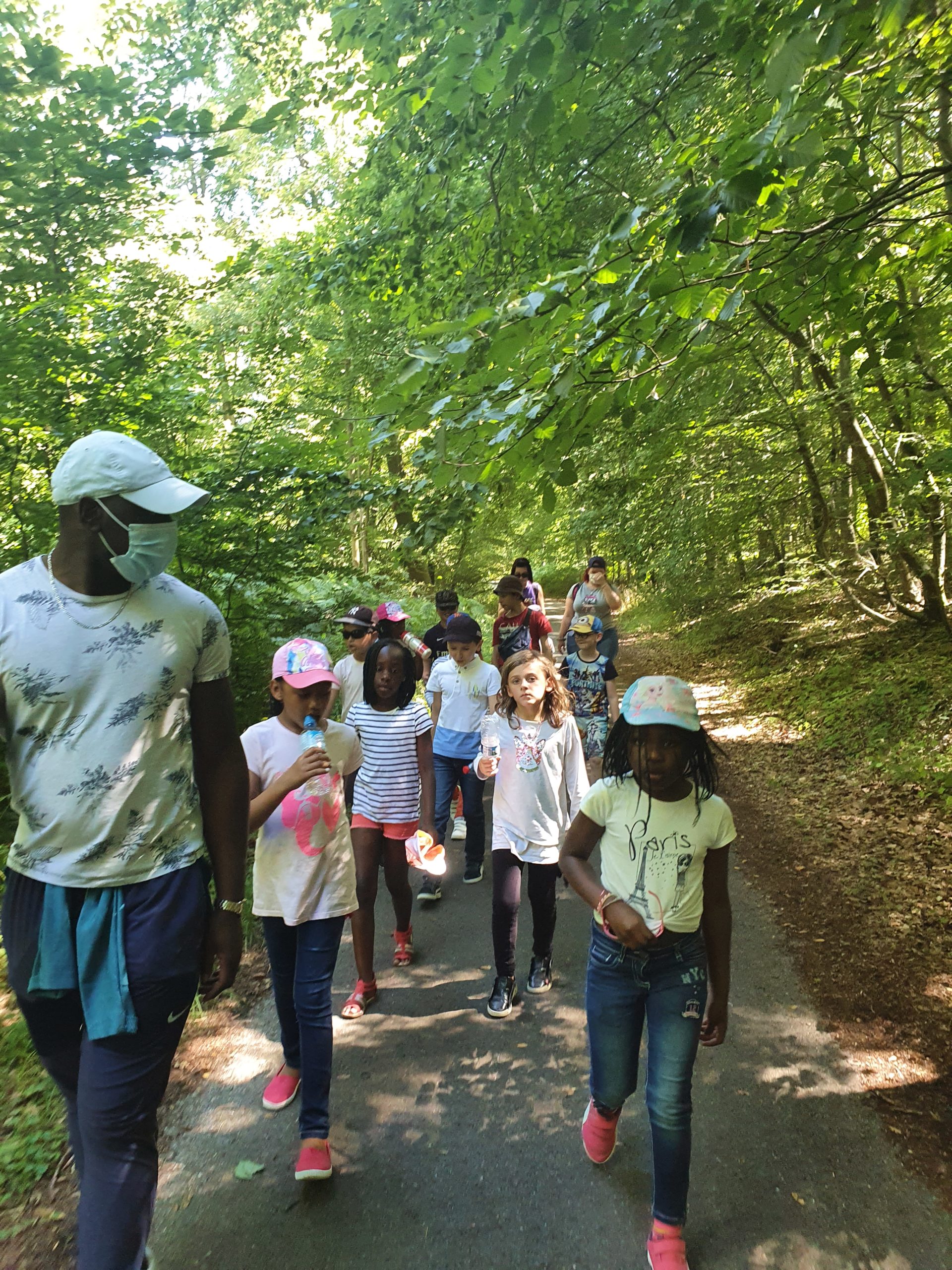 Des enfants et des éducateurs en promenade