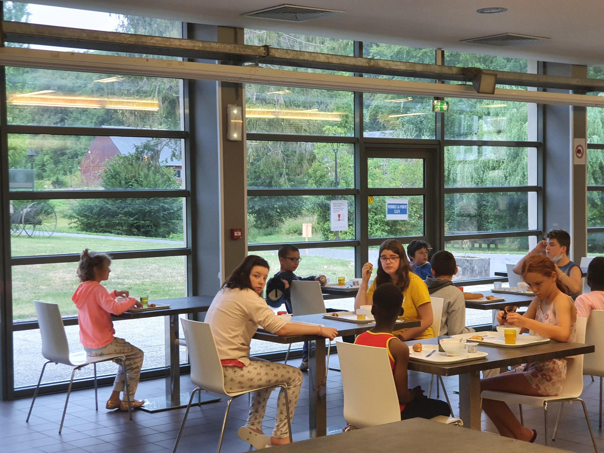 Des enfants qui déjeunent