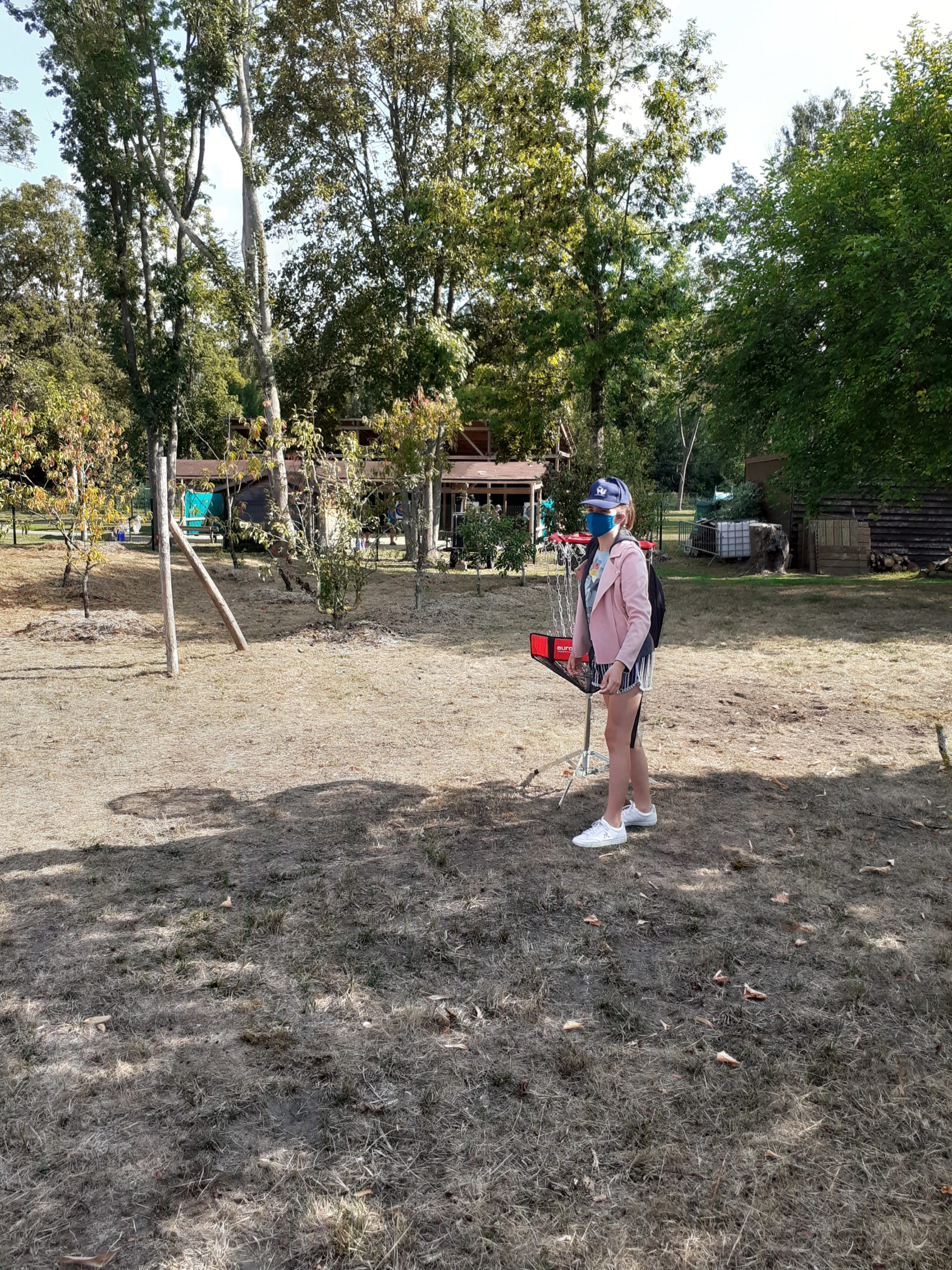 Une enfant devant un panier de king ball