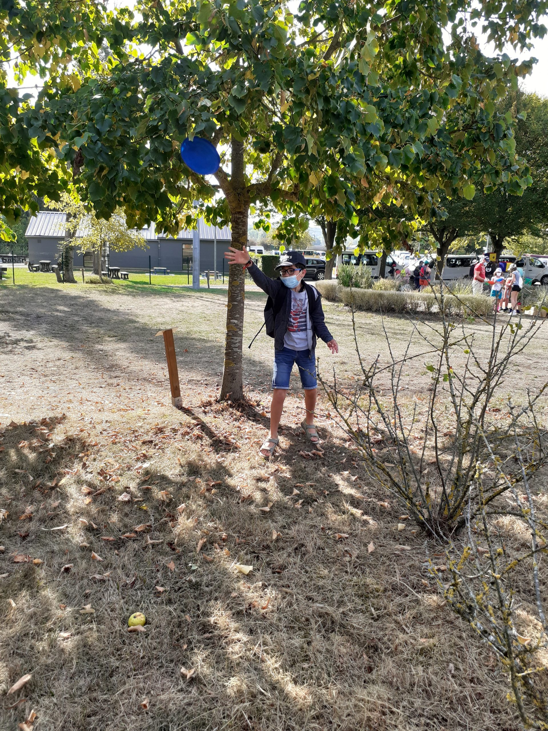 Un enfant lance un frisbee