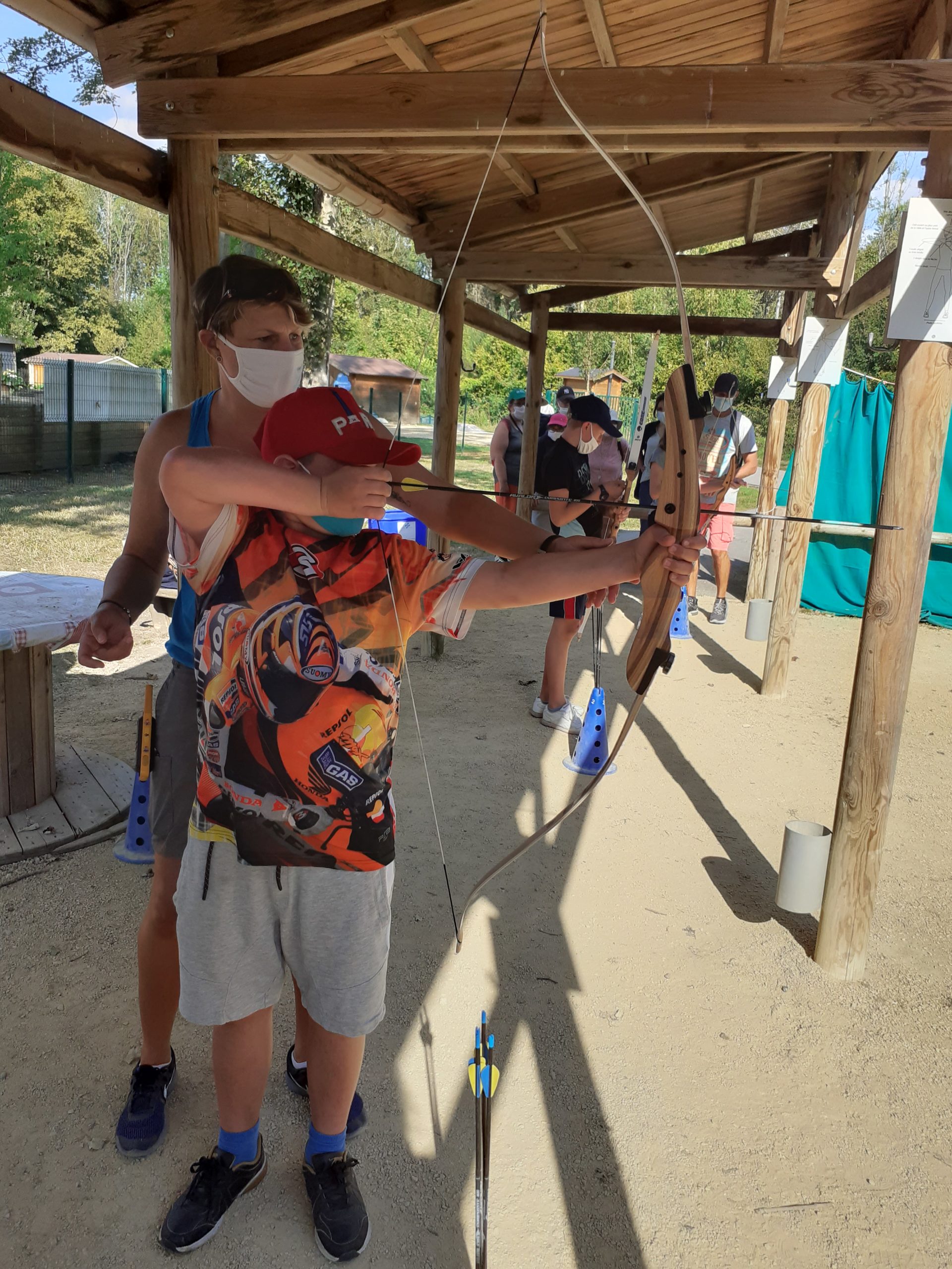 Un enfant tire à l'arc