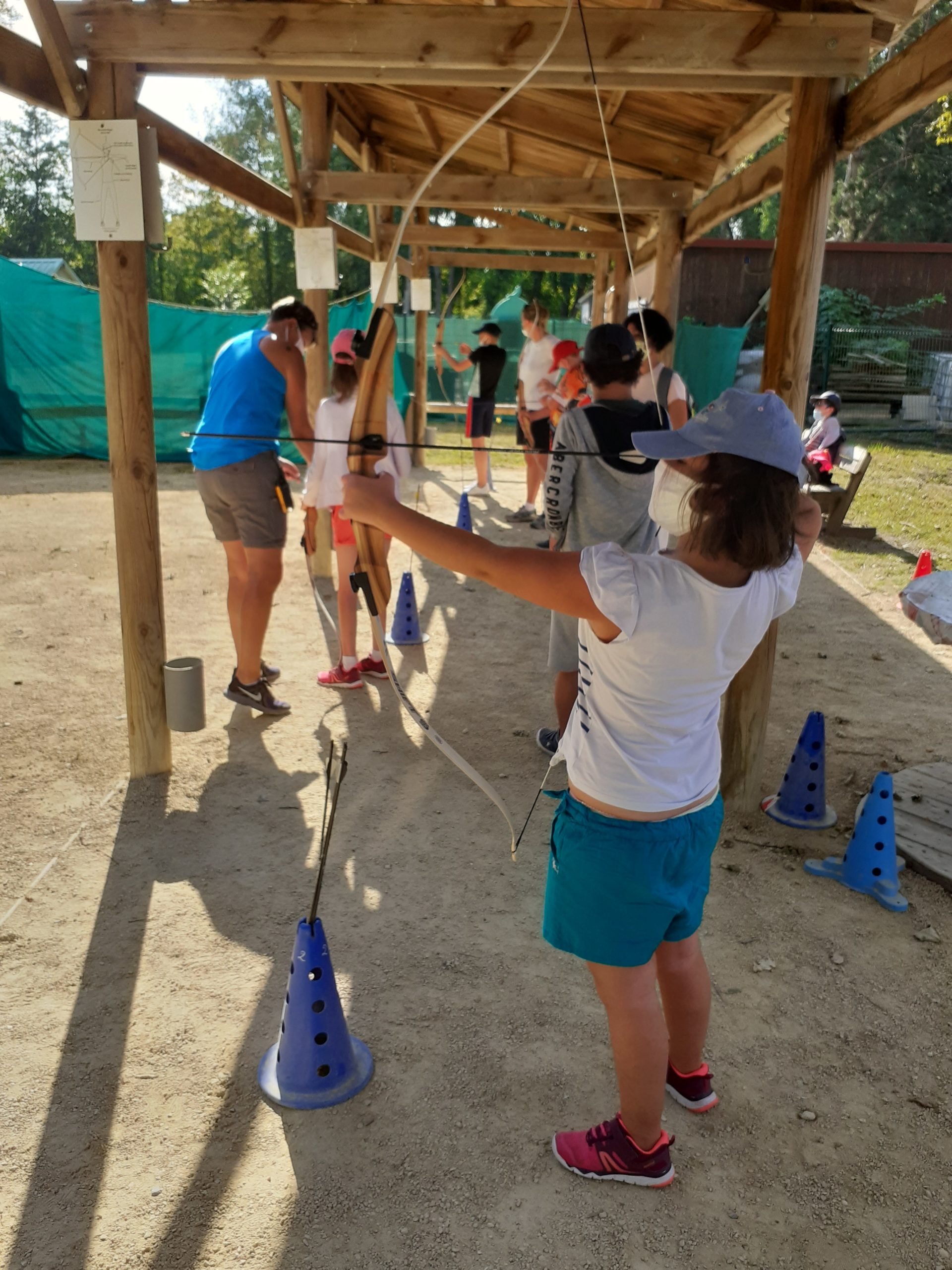 Une enfant tire à l'arc