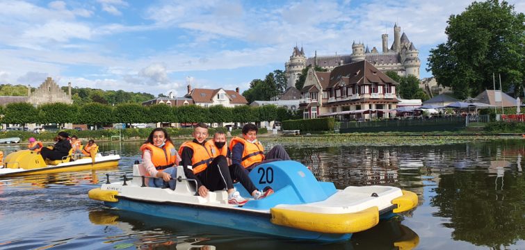 Des jeunes font du pédalo