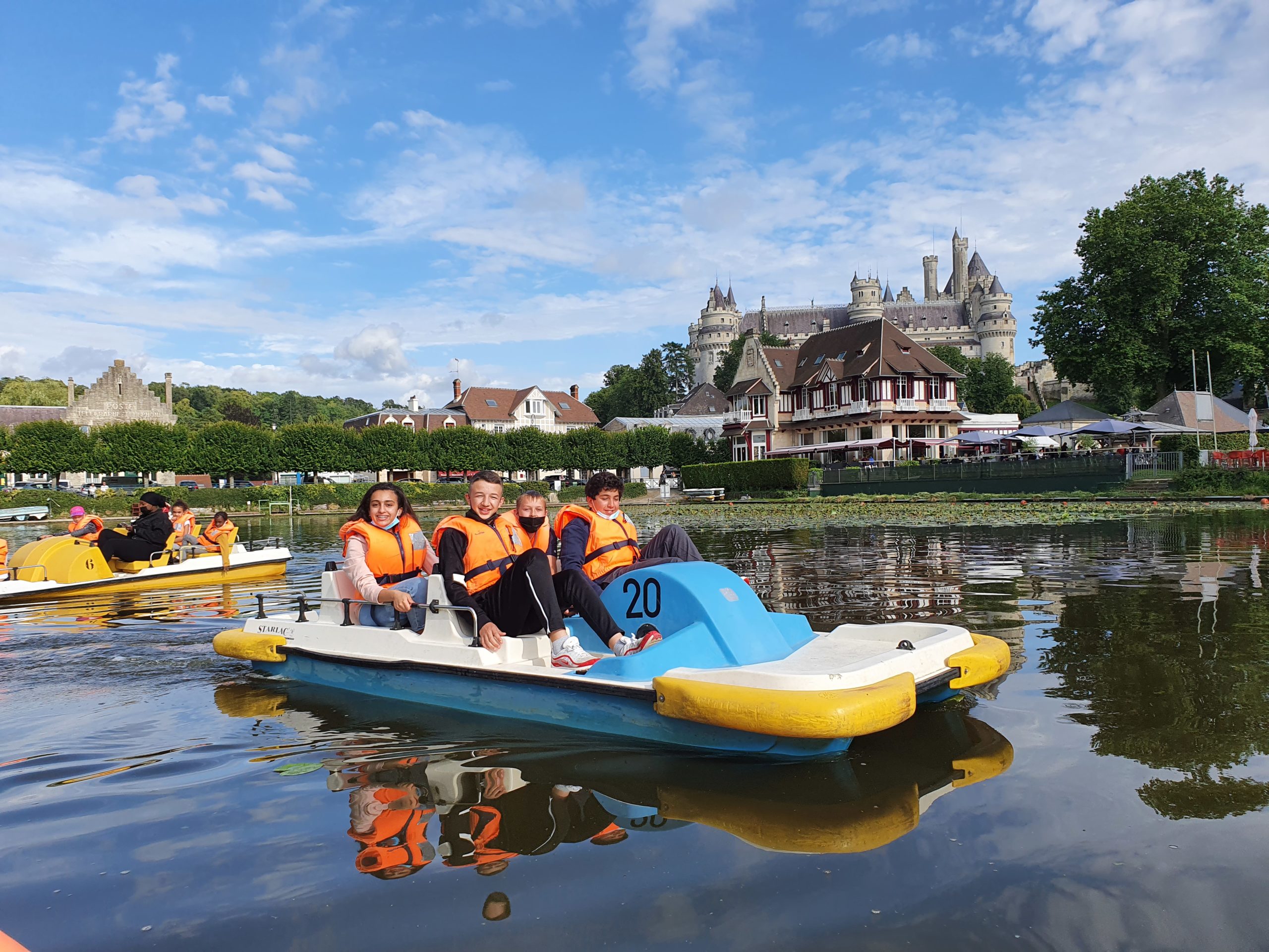 Des jeunes font du pédalo