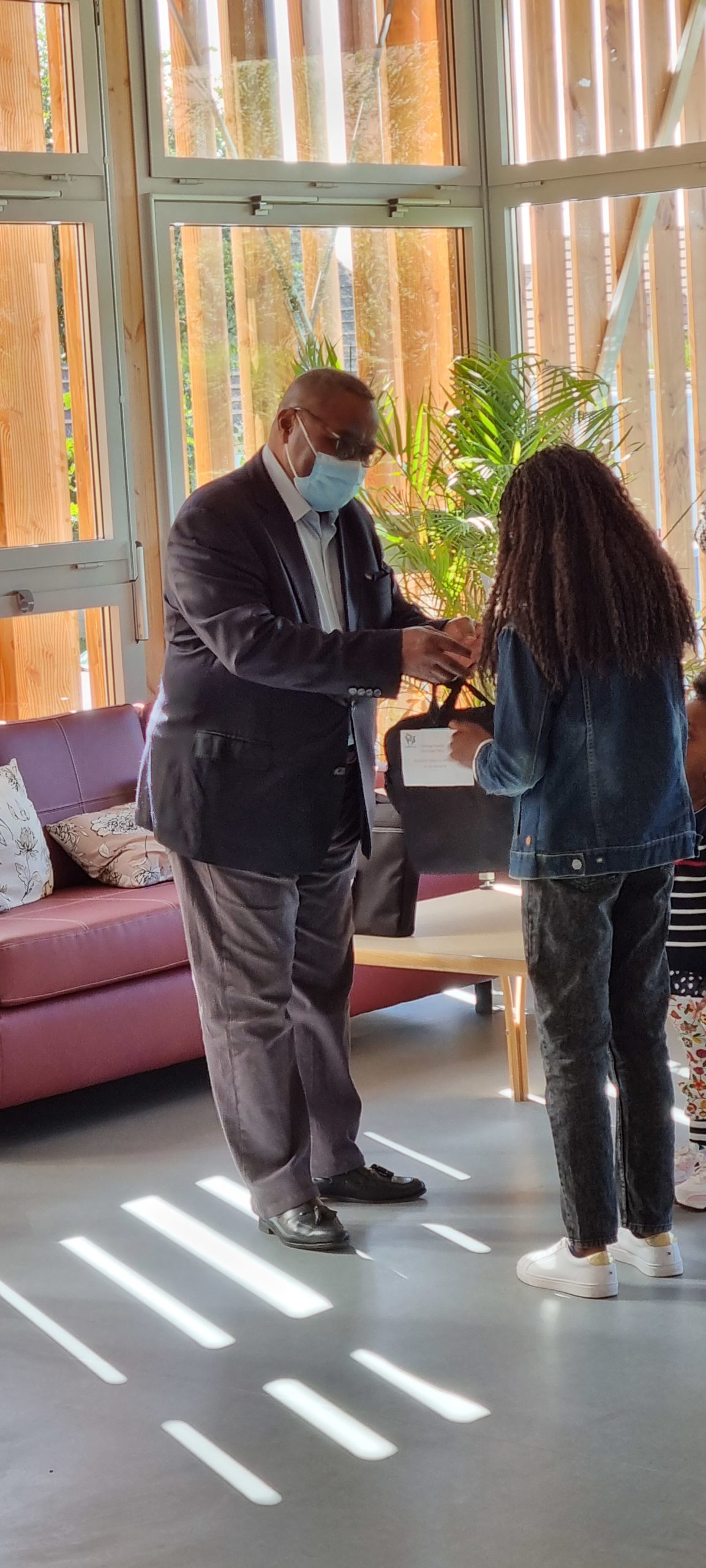 Une élève reçoit un PC portable