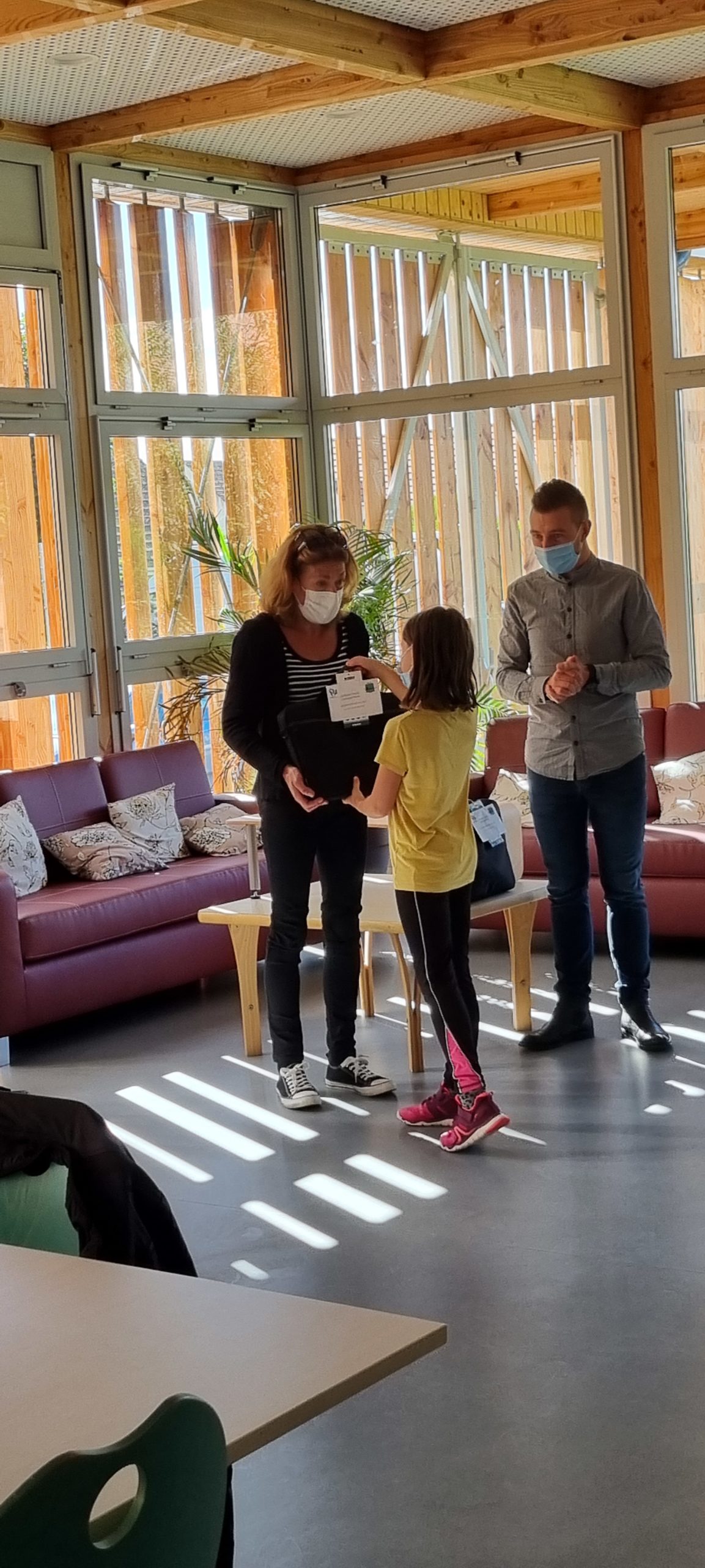 Une élève reçoit un PC portable