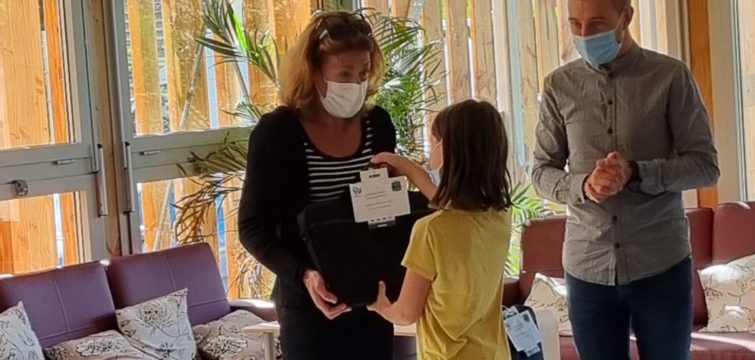 Une élève reçoit un PC portable