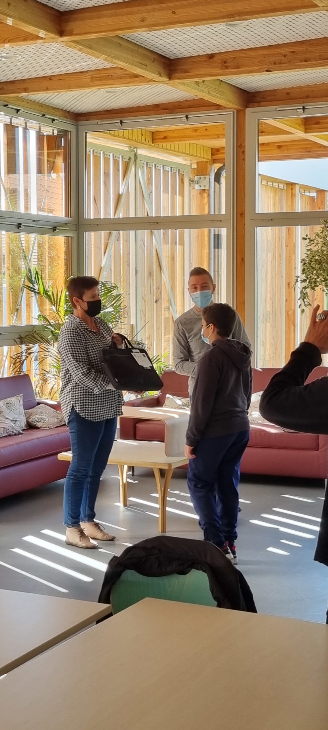 Un élève reçoit un PC portable