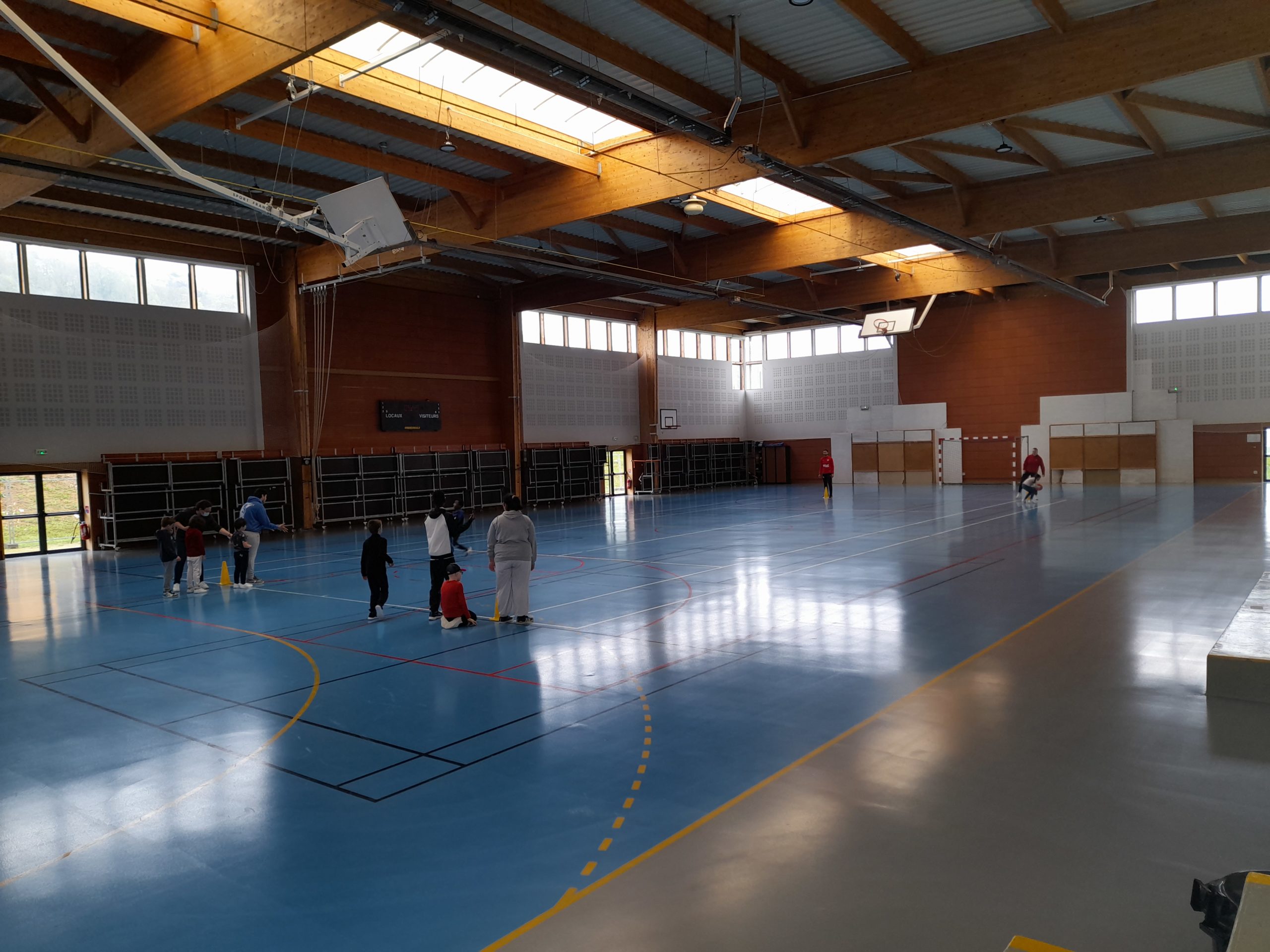 Des jeunes dans un gymnsae