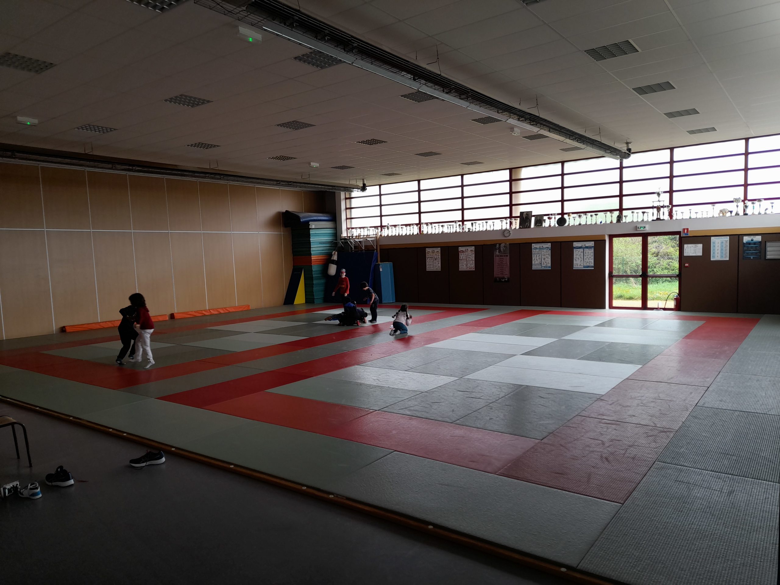 Des jeunes font des activités dans un gymnase