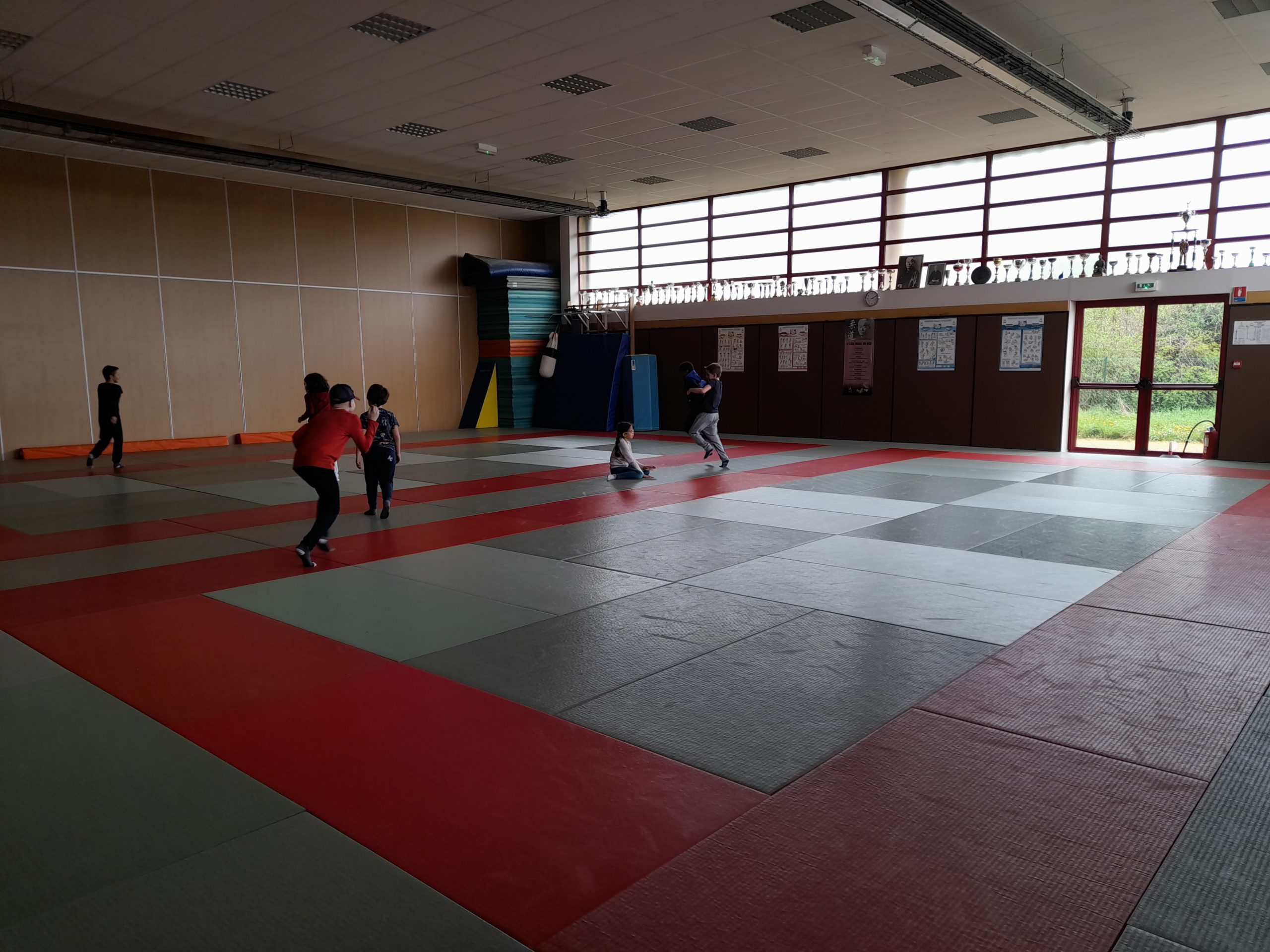 Des jeunes font des activités dans un gymnase