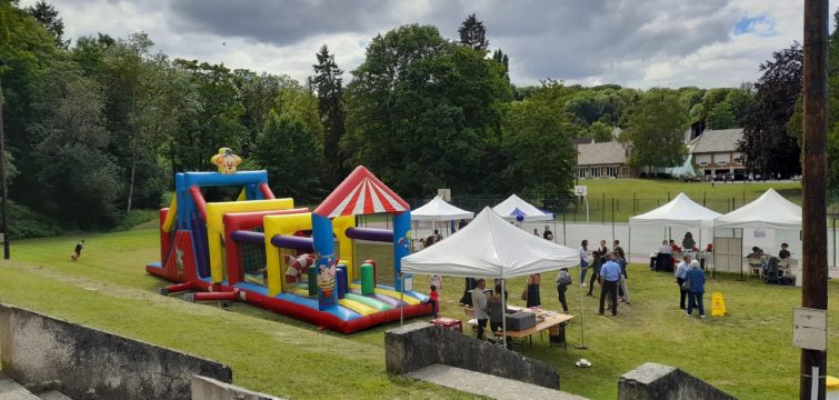 Vue d'ensemble des stands