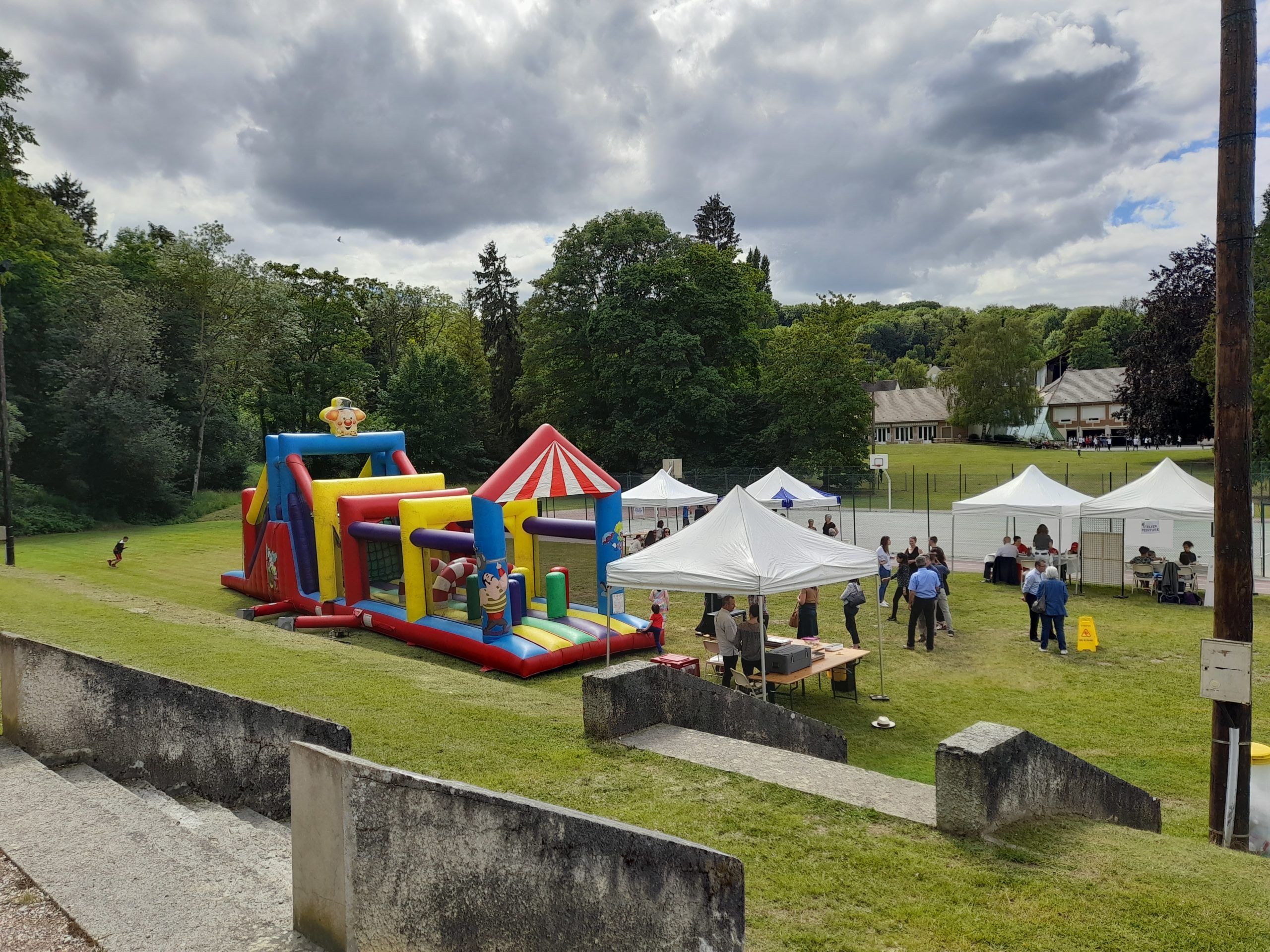 Vue d'ensemble des stands