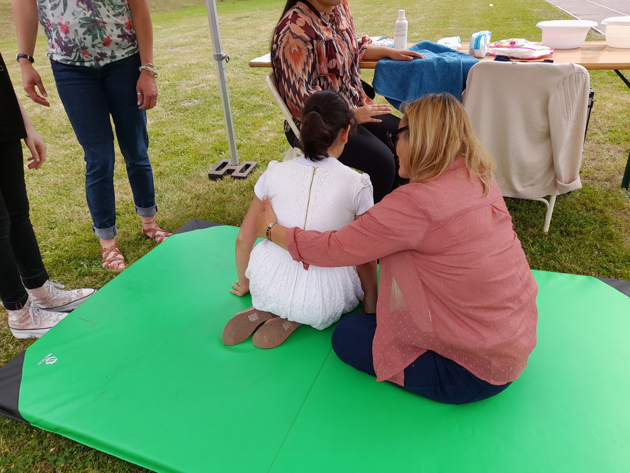 Une jeune et une adulte sur un tapis d'activité