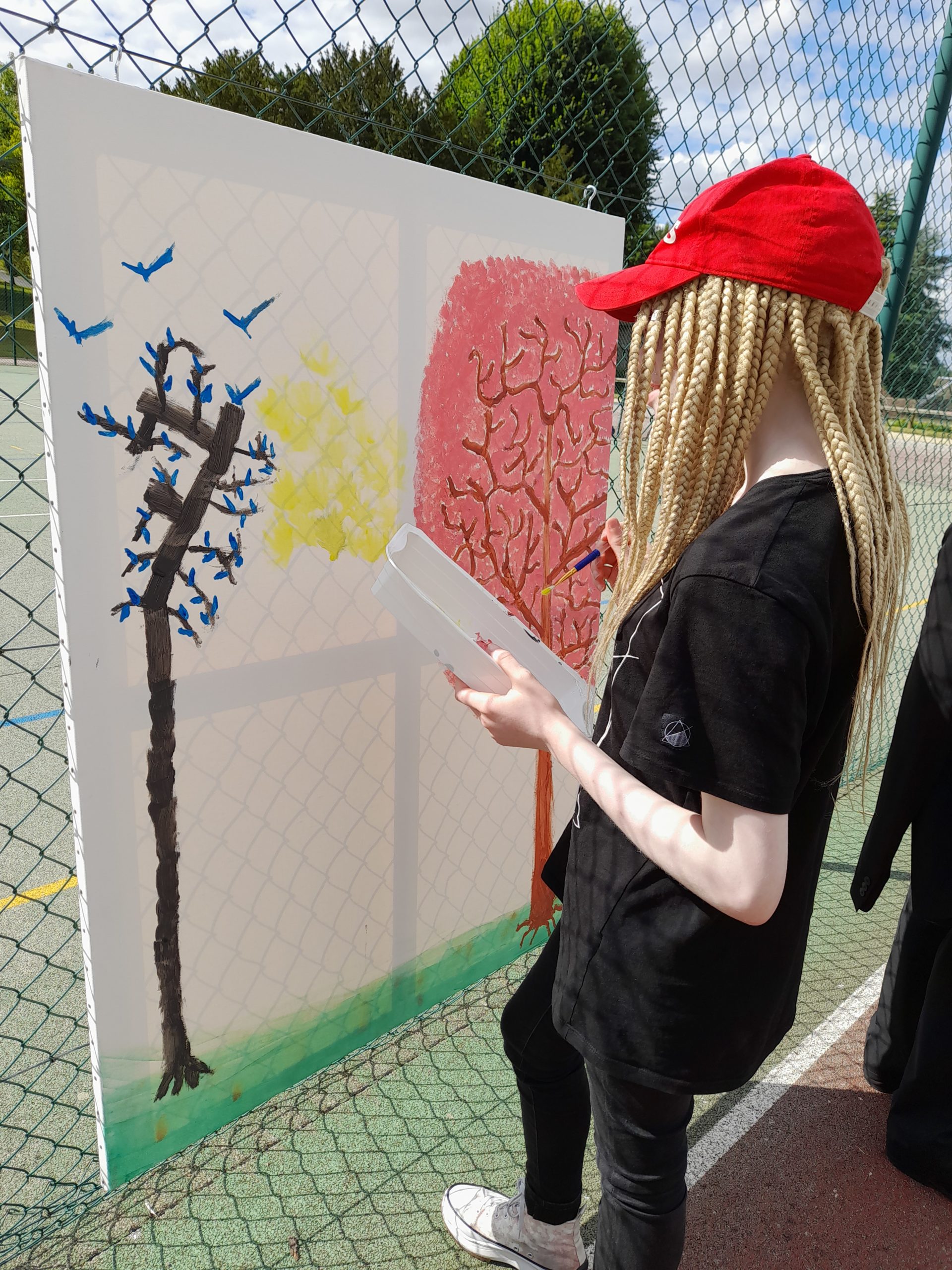 Une jeune devant une peinture