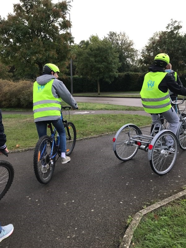 Des enfants à vélo