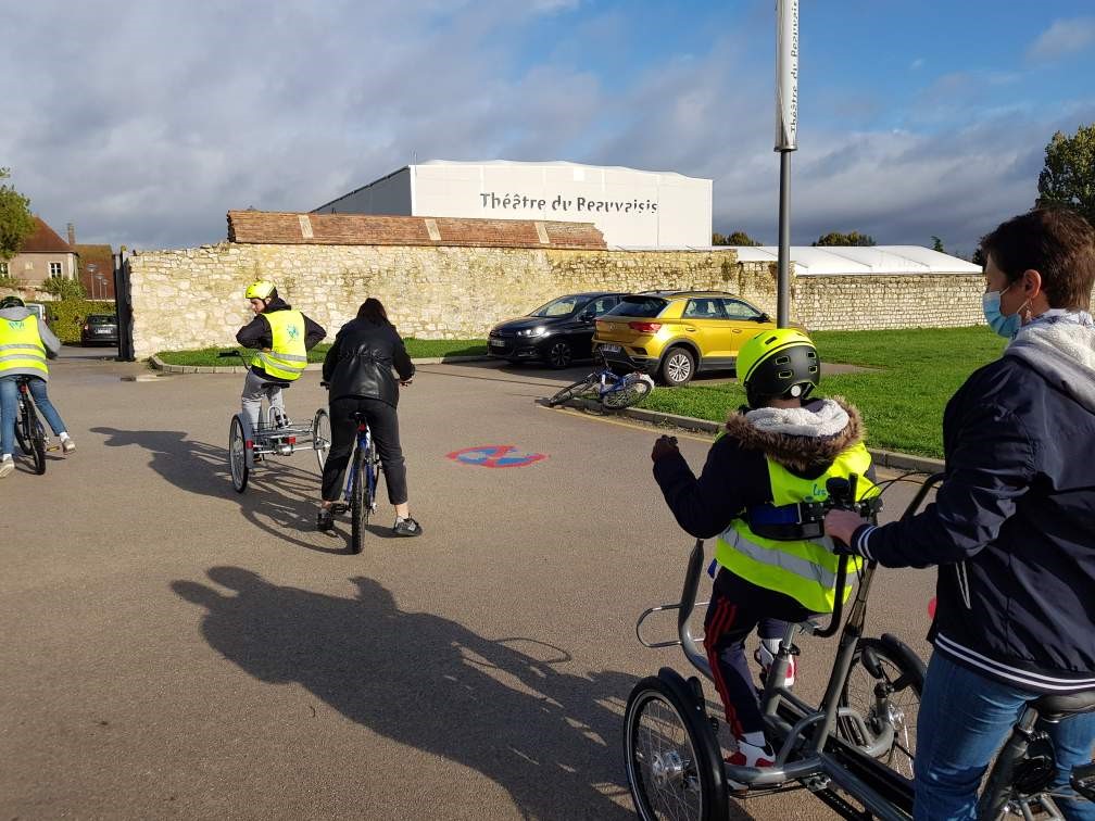 Des enfants à vélo