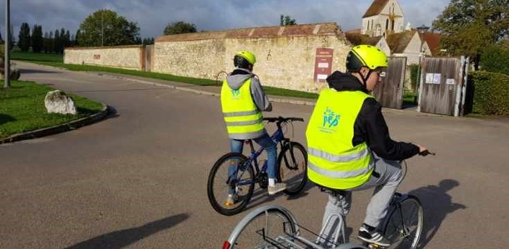 Des enfants à vélo
