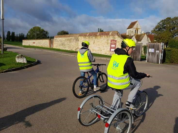Des enfants à vélo