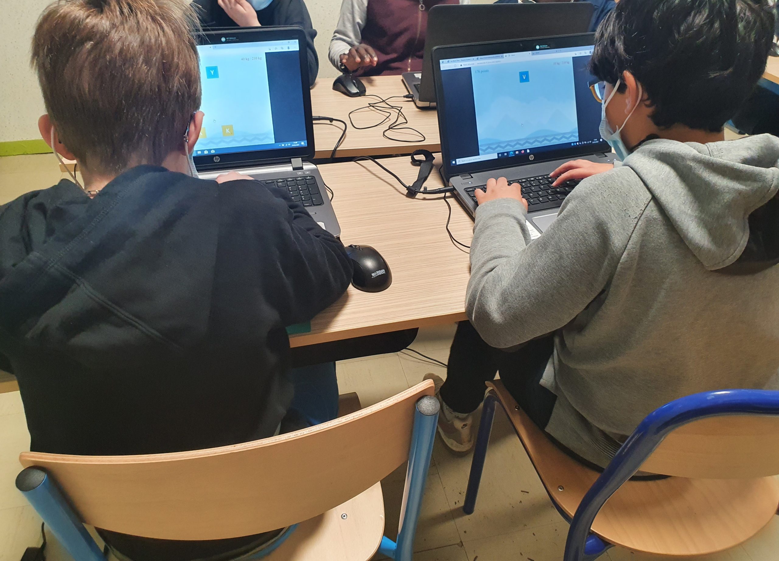 Des jeunes utilisent un ordinateur