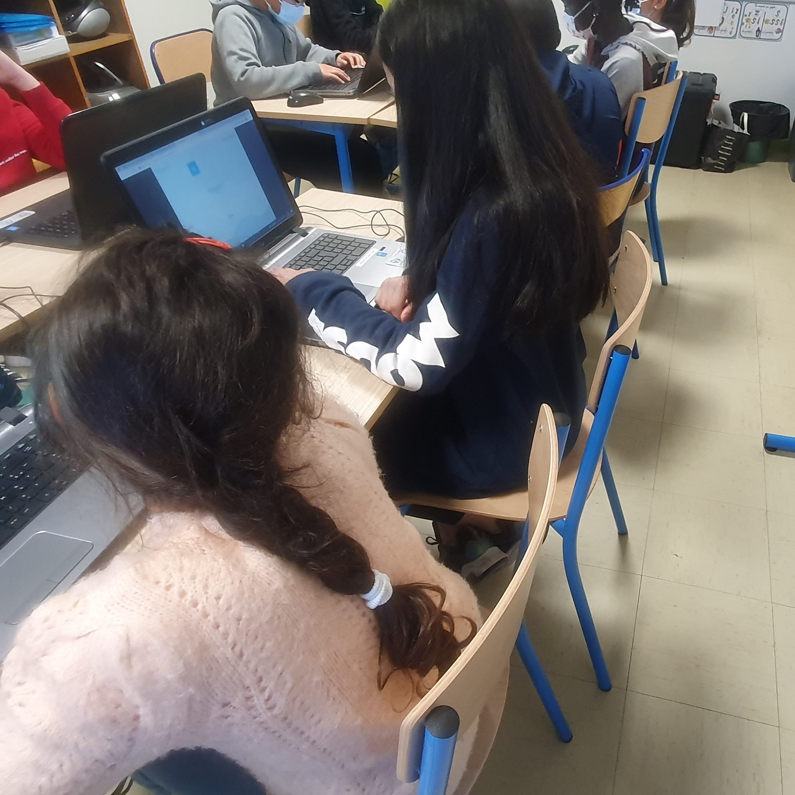 Des jeunes utilisent un ordinateur