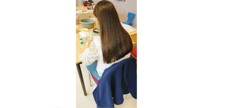 Jeune fille de dos à l'atelier "Un temps pour soi"