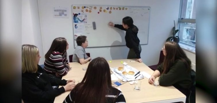 Enfants en atelier dans le cadre d'AMAE