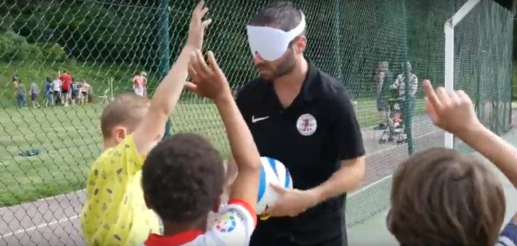 3 jeunes lèvent la main pour participer à une activité Cécifoot
