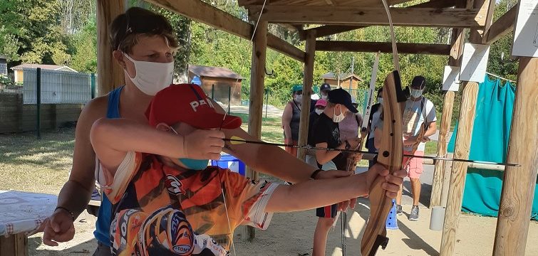 Un enfant tire à l'arc