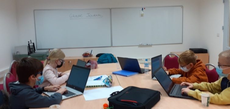 Nos quatre jeunes journalistes et reporters en plein « bouclage » de cette première édition.