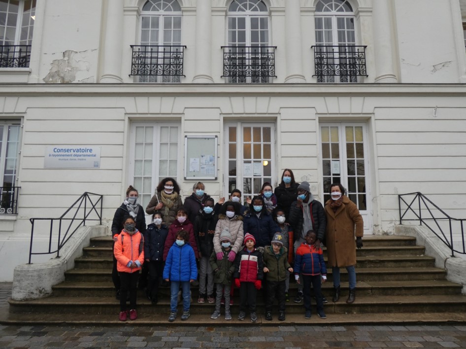 Photo de groupe devant le conservatoire