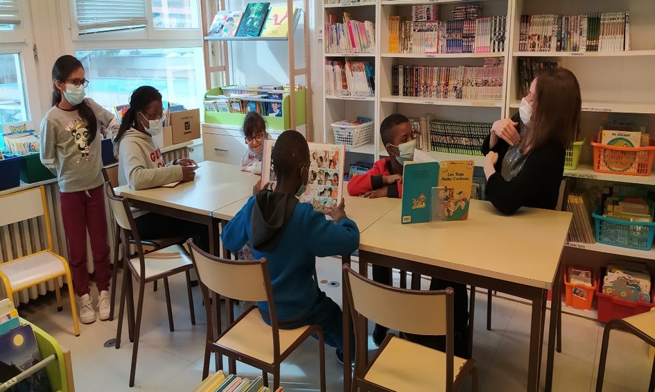 Photo de groupe à la bibliothéque de lIDA 1