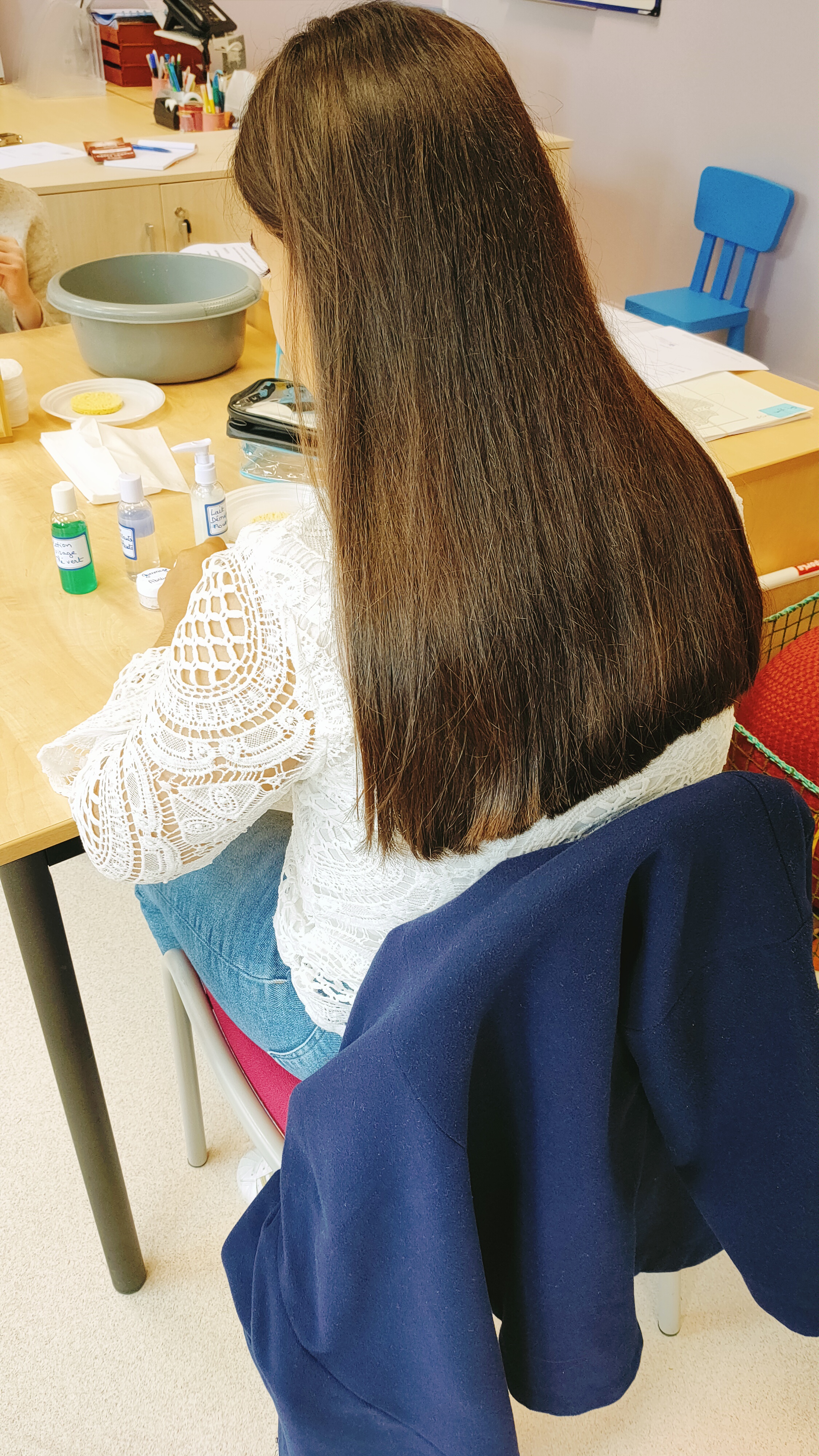 Jeune fille de dos à l'atelier "Un temps pour soi"