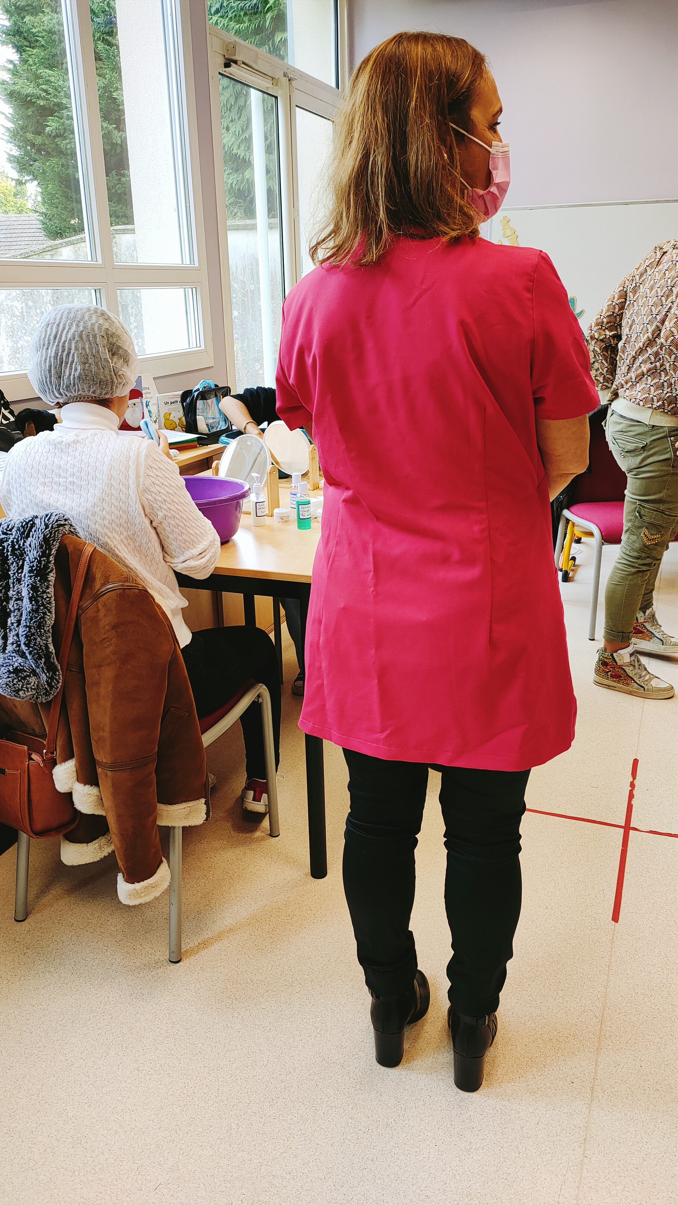 Esthéticienne de dos à l'atelier "Un temps pour soi"