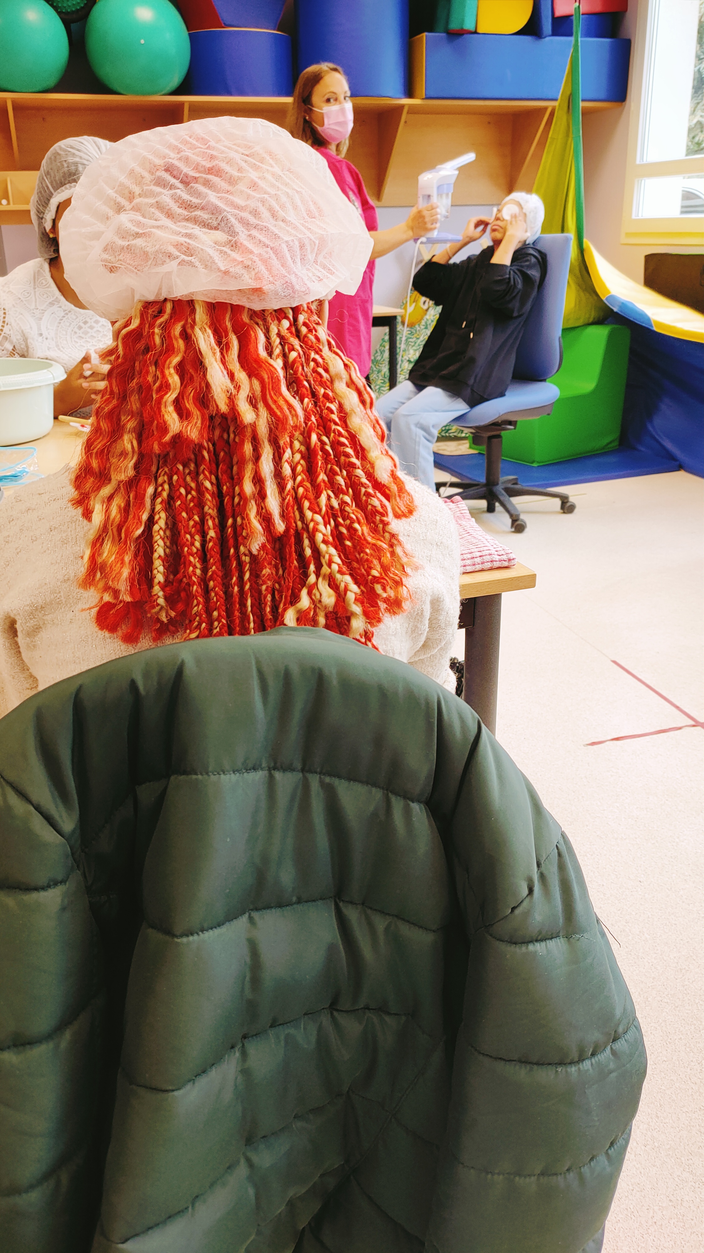 Jeune fille de dos à l'atelier "Un temps pour soi"