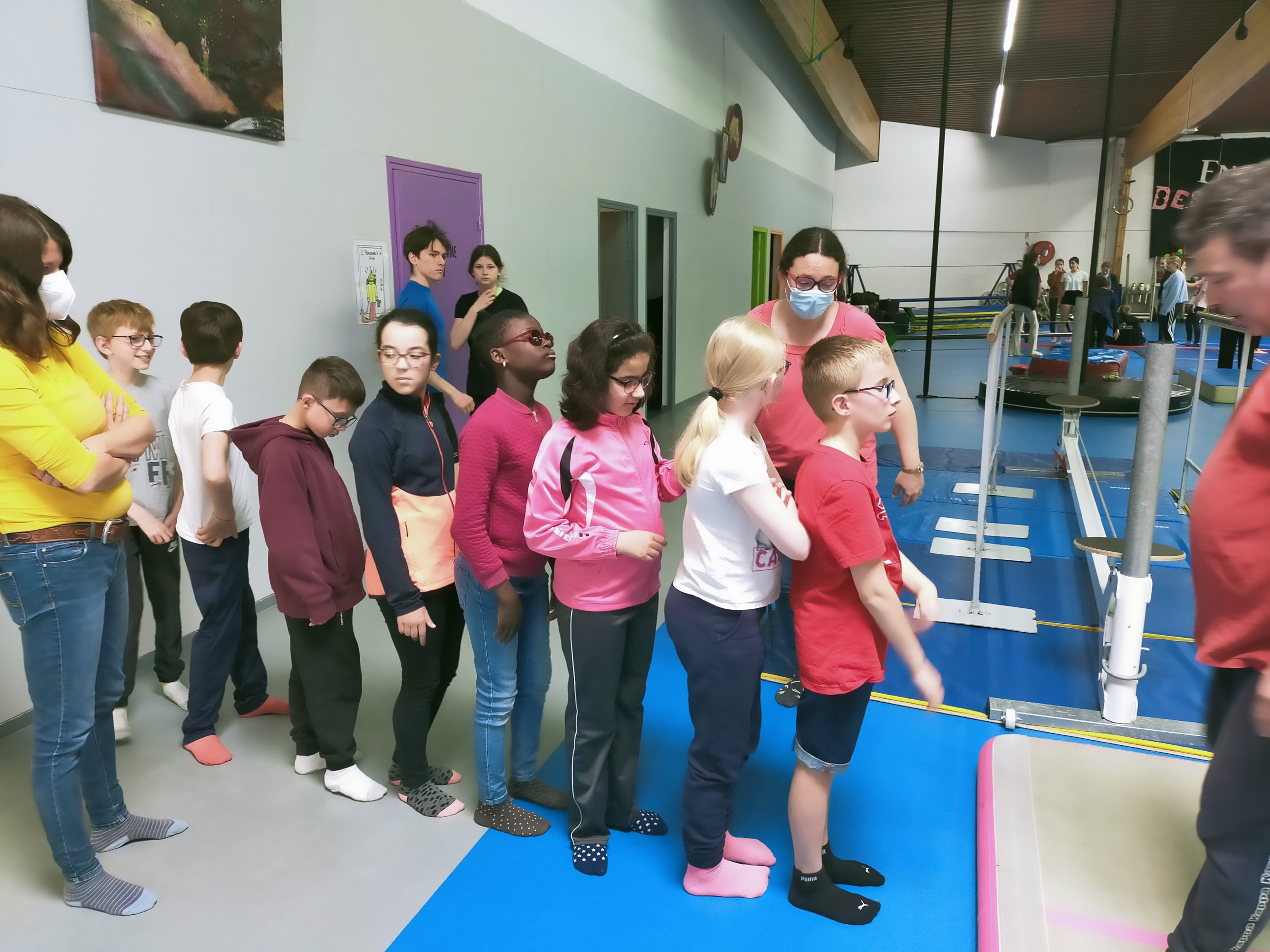 Des jeunes attendent leur tour pour commencer une activité