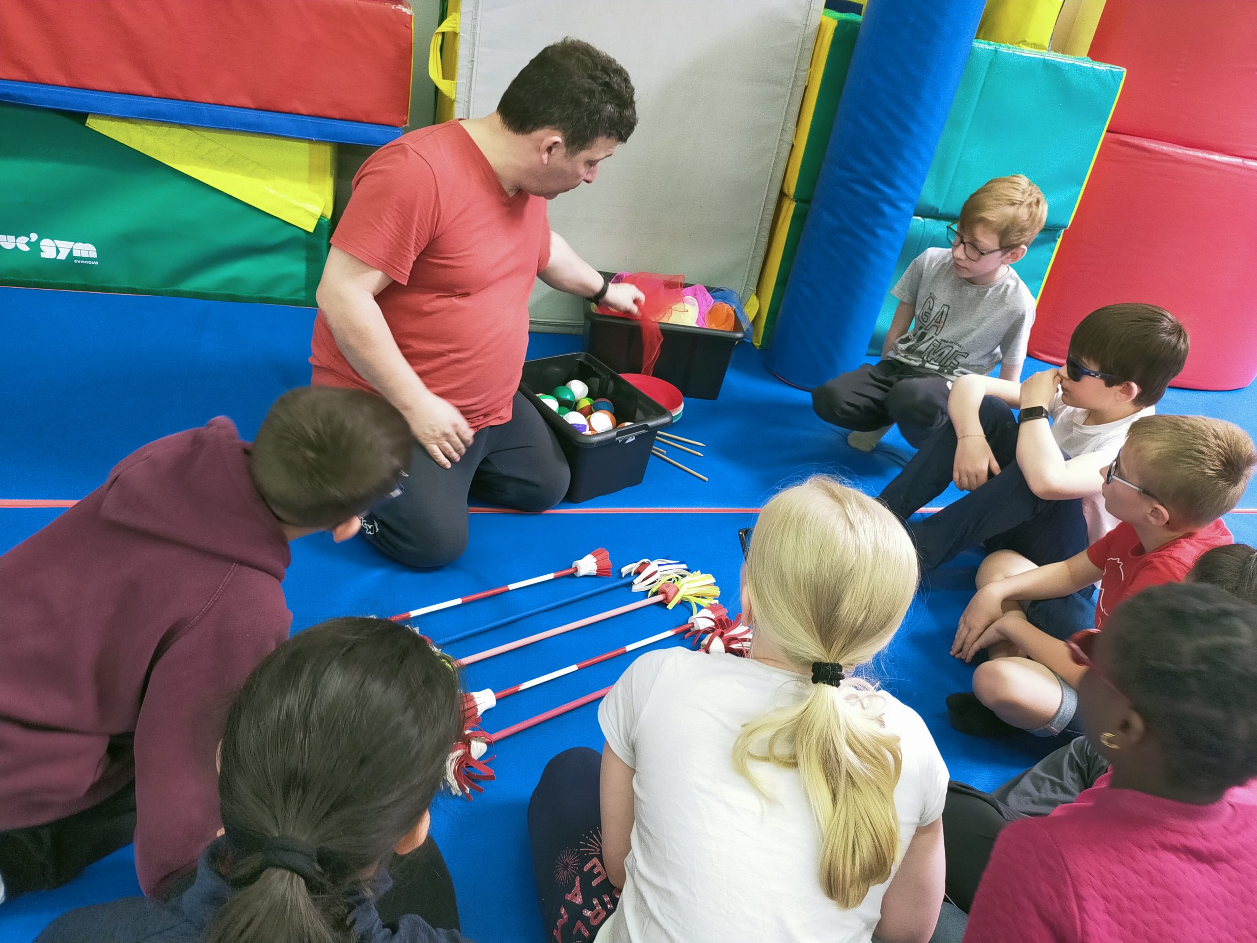 Des jeunes écoutent un professionnel