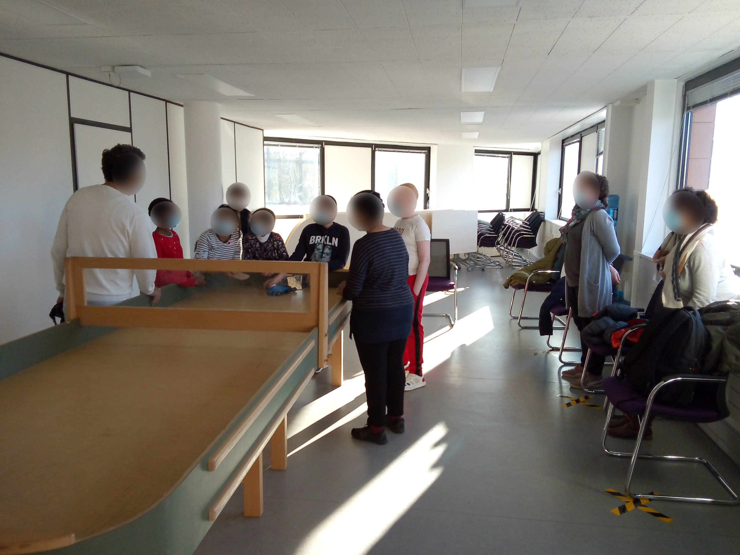 Des jeunes jouent au showodnw