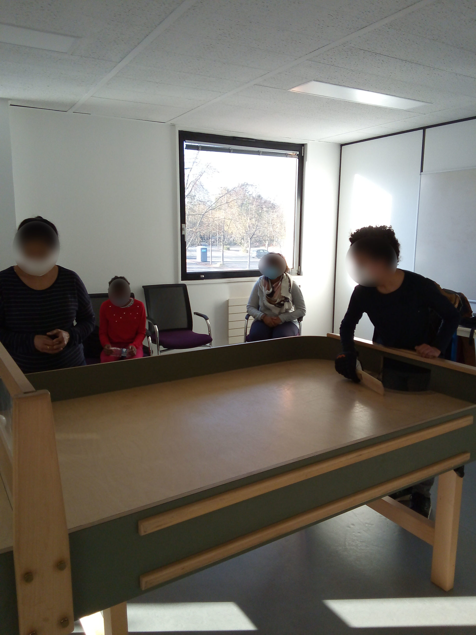 Des jeunes jouent au showodnw