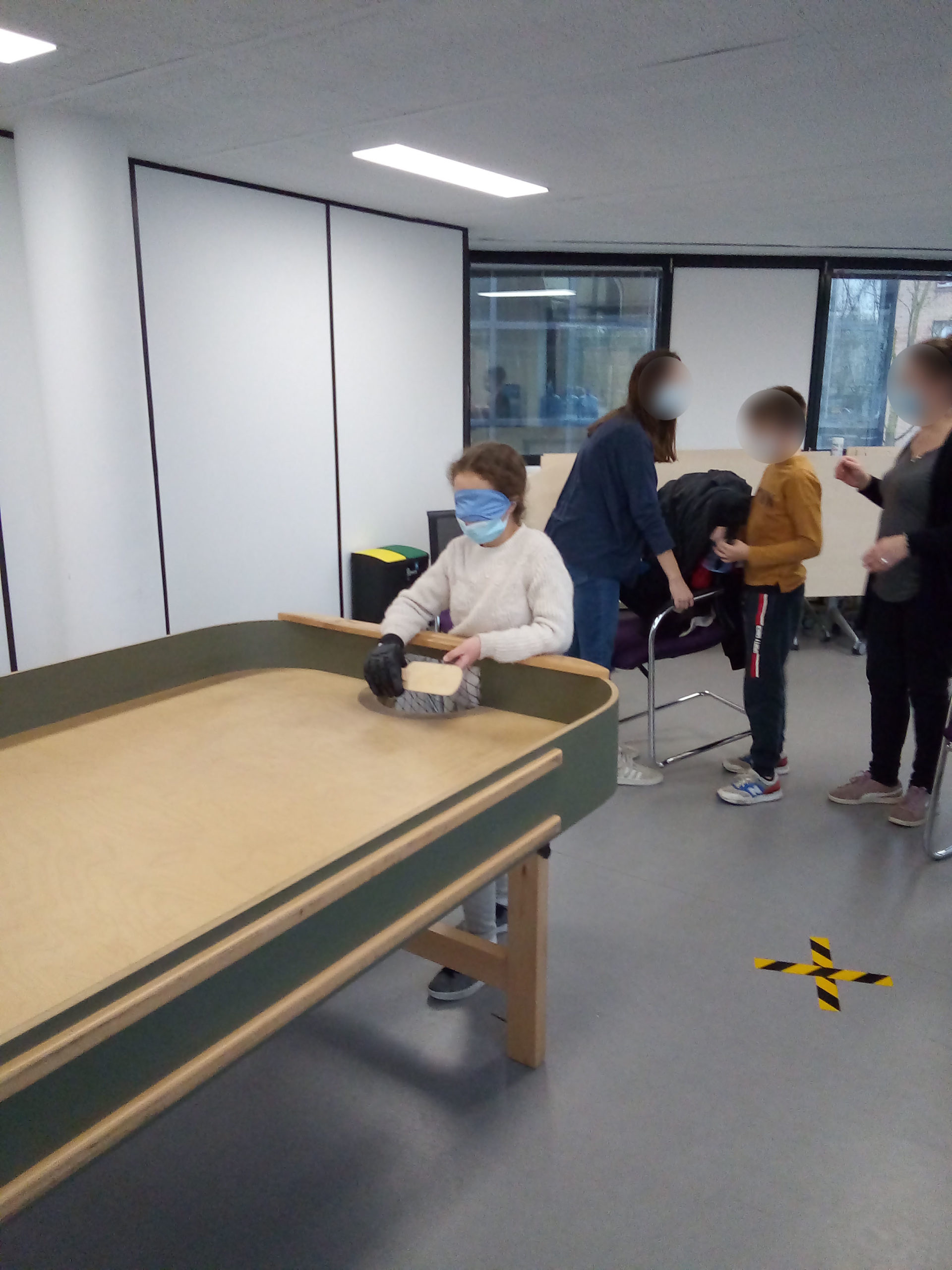 Des jeunes jouent au showodnw