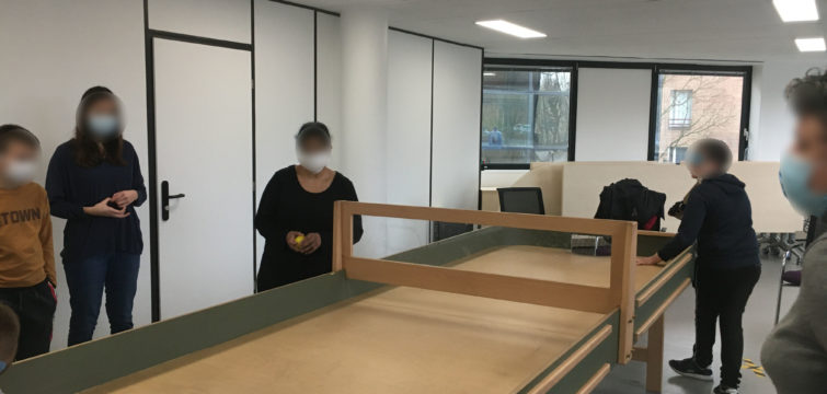 Des jeunes jouent au showodnw