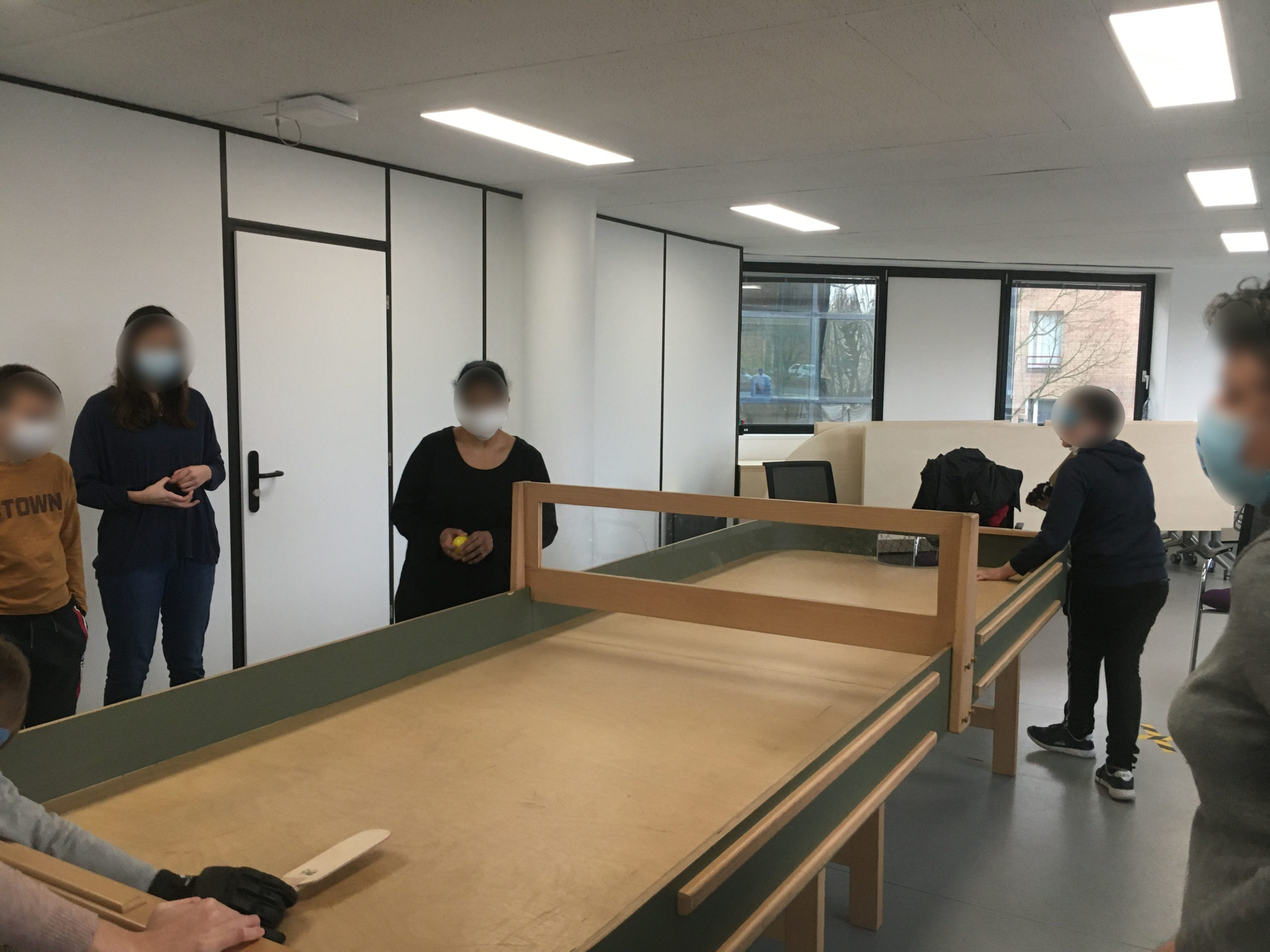 Des jeunes jouent au showodnw