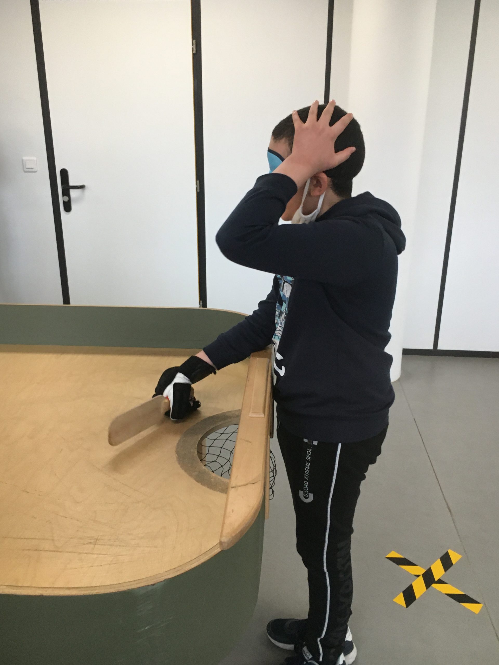 Des jeunes jouent au showodnw