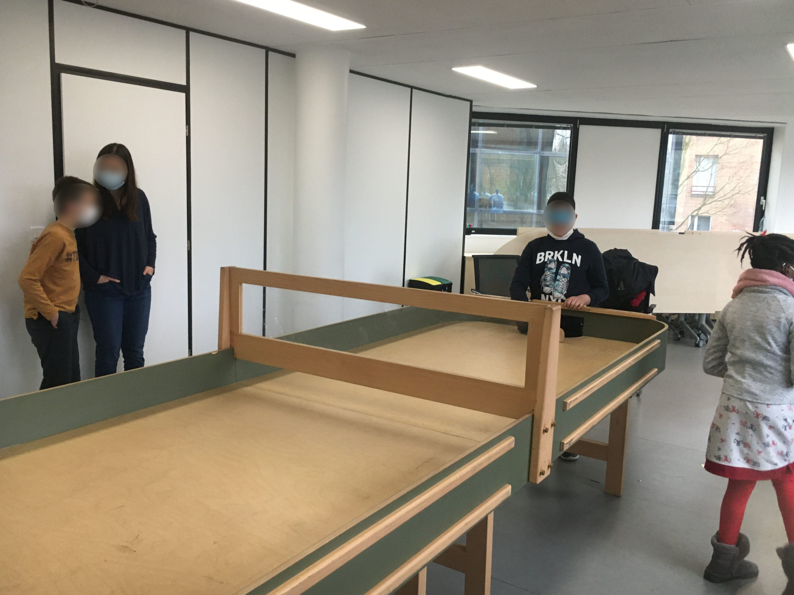 Des jeunes jouent au showodnw